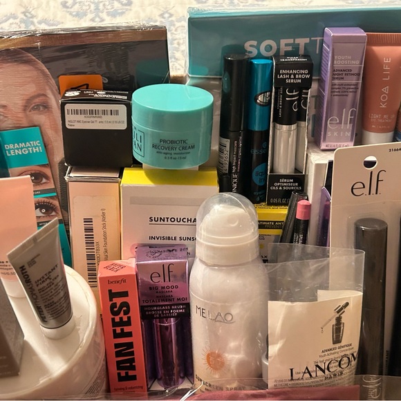 Beauty and Skincare Gift Set - Picture 15 of 16